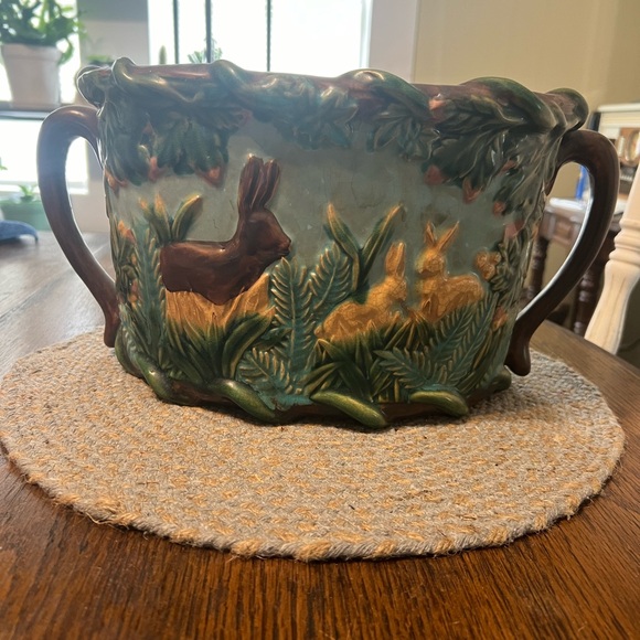 Vintage majolica vase with handles raised rabbit scene - Picture 7 of 9